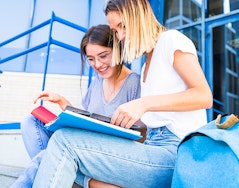 Caminhos para o Estudante Universitário: Pesquisa, Mercado de Trabalho e Futuro Profissional